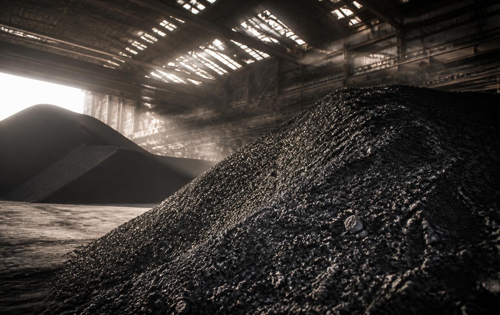 Acopio de concentrado mineral en almacén industrial