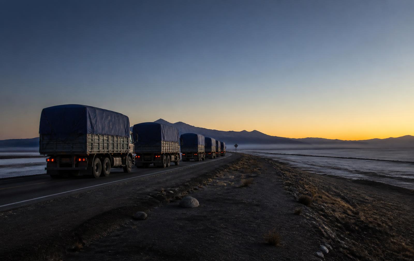 Convoy de transporte de mineral en el altiplano boliviano